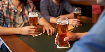 Muži pijí v hospodě pivo