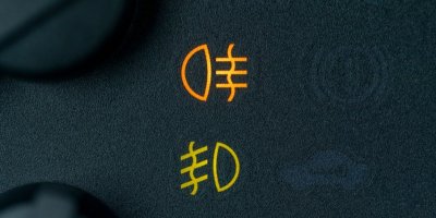 Palubní deska auta, ikony pro zadní a přední mlhové výstražné světlo