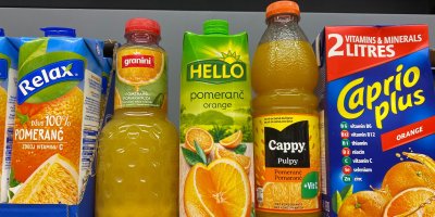 Pomerančové džusy v supermarketu