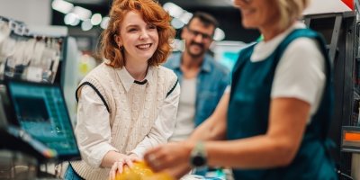 Veselá zákaznice u pokladny