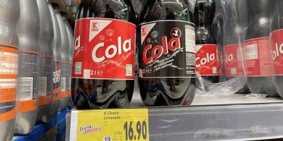 Kolové limonády v regálu supermarketu