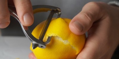 Člověk loupe citron