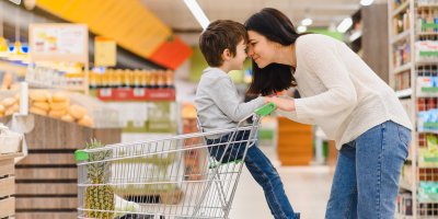 Matka s chlapce v obchodě