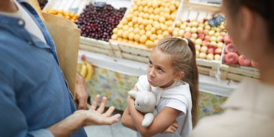 Naštvaná holčička v obchodě