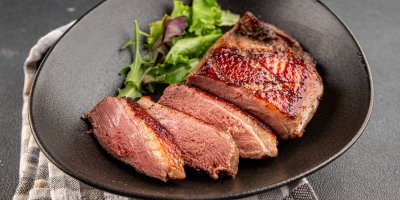 Kachní maso na talíři