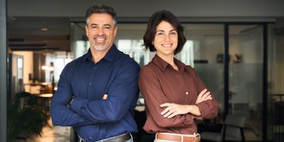 Muž a žena v košilích