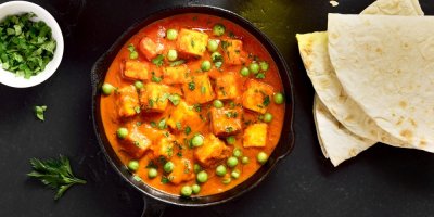 Indické jídlo Paneer Butter Masala a chléb naan