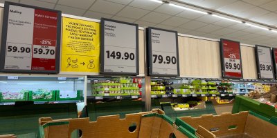 Cedule upozorňující zákazníky Lidlu 