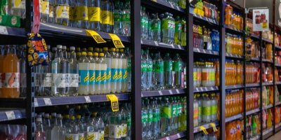 Nápoje v PET lahvích v polském supermarketu