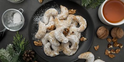 Vanilkové rohlíčky na černém talíři