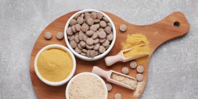 Tablety a kvasnice v miskách