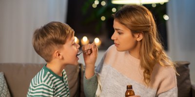 Žena dává lék chlapci