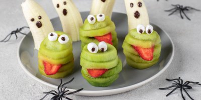 Obličeje z kiwi a banány s čokoládovým obličejem