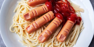 Párky s kečupem na špagetách