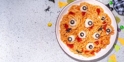 Špagety s očima z oliv