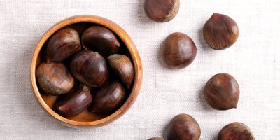 Kaštany v misce i okolo ní