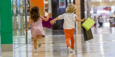 Dvě děti běžící v nákupním centru