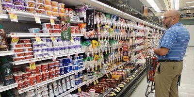 Muž nakupuje v obchodě