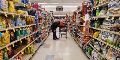 Muž v uličce v obchodě