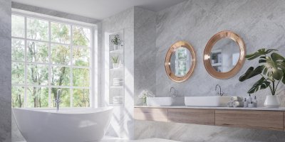 Šedá koupelna s měděnými zrcadli