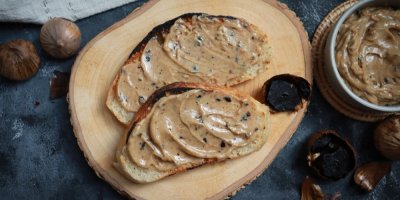 Opečený chléb s pomazánkou z černého česneku