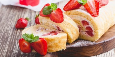 Piškotová roláda s jahodami