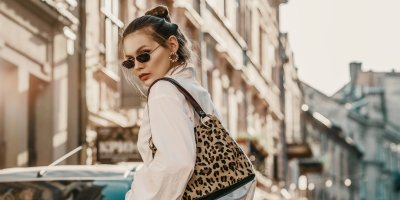 Žena s leopardí kabelkou