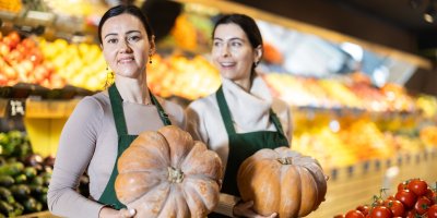 Dvě prodavačky s dýněmi v rukou