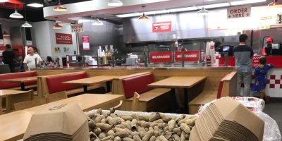 Interiér restaurace Five Guys