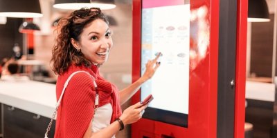 Mladá žena si objednává jídlo ve fast foodu