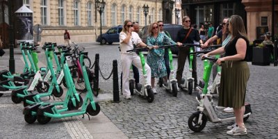 Lidé na elektrokoloběžkách v Praze