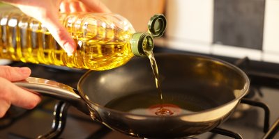 Nalévání oleje na pánev