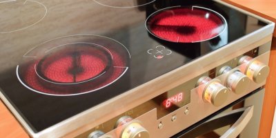 Rozpálené plotýnky sklokeramické desky sporáku