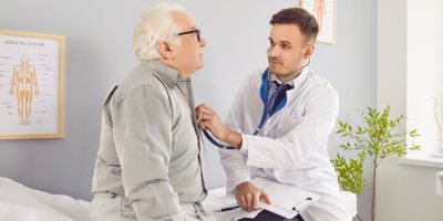 Senior na lékařské prohlídce