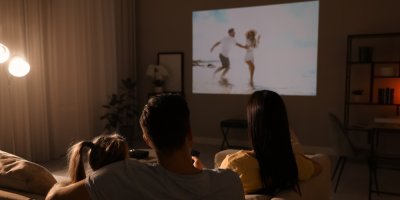 Rodina sleduje film přes projektor