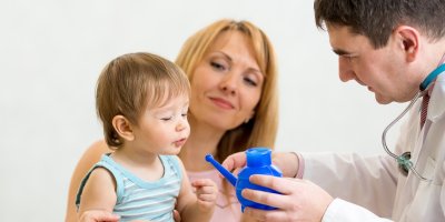 Doktor a dítě s maminkou