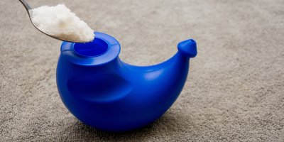 Sypání soli do modré vyplachovací konvičky