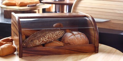 Chlebník s různými druhy pečiva