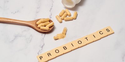 Nápis probiotics a vedle kapsle s probiotiky