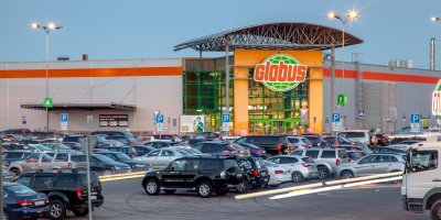 Parkoviště před Globusem