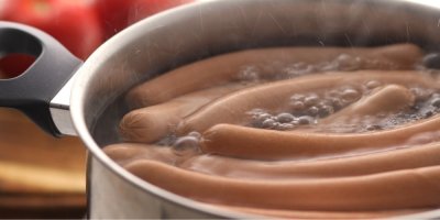 Párky v hrnci s vroucí vodou