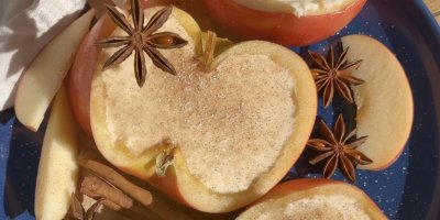 Krém z chai čaje servírovaný v jablkách se skořicí a badyánem