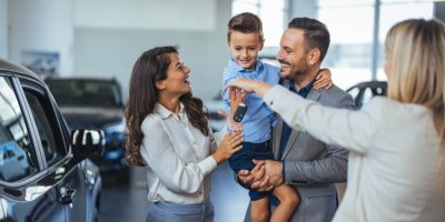 Mladá rodina si kupuje auto