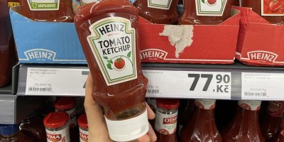 Kečup v rukou v obchodě