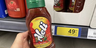 Kečup v rukou v obchodě