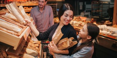 Rodina nakupuje pečivo v supermarketu