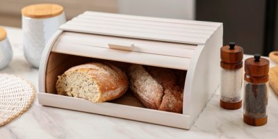 Bochníky chleba v chlebníku