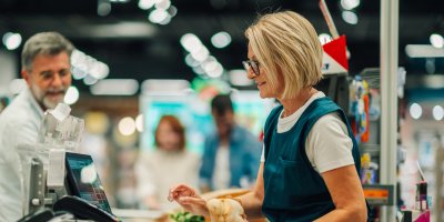 Prodavačka v supermarketu