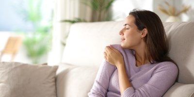 Žena si čichá ke svetru