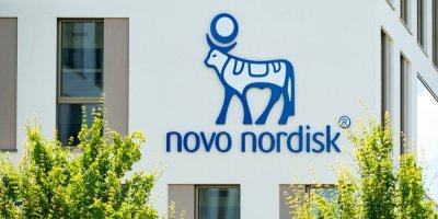 Budova s logem farmaceutické společnosti Novo Nordisk